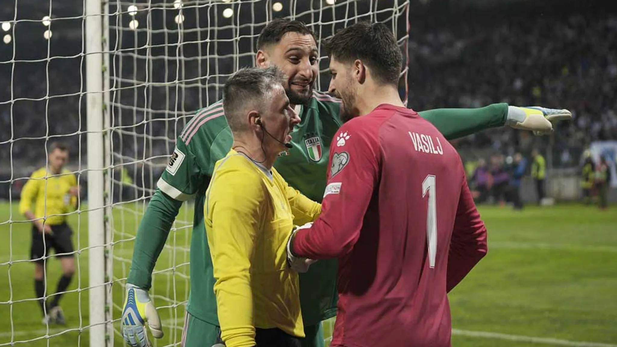 世界杯官方直播app-多纳鲁马试图撕毁对方门将小纸条，波黑媒体表达强烈不满